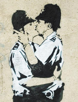 法国艺术家Invader的作品《亲吻的警察》