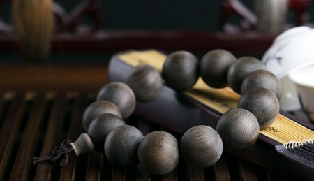 教你如何盘玩五种名贵木佛珠