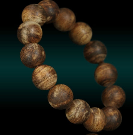 教你如何盘玩五种名贵木佛珠