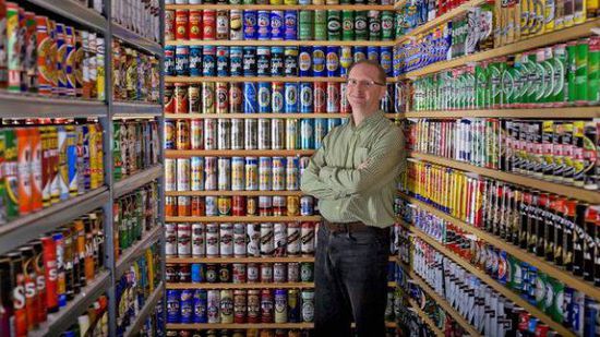 美男子收集近9万啤酒罐估价千万