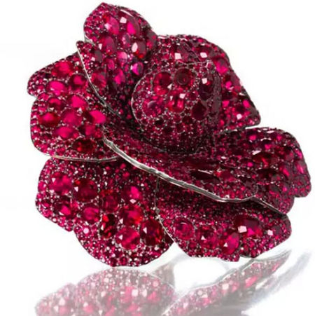 Jar设计的红宝石山茶花金银密镶胸针 价格：400万3千瑞