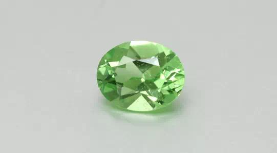 石榴石最容易与翡翠混淆。用肉眼看，石榴石内部呈现颗粒状合成结构，不具备翡翠的丝状、棉絮状的层叠纤维组织。再者，石榴石远不如翡翠透明，表面经常出现斑点状的黑点，而翡翠没有。