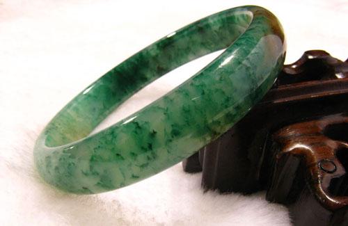 南阳独山玉是我国的一个古老品种，多含黝帘石，硬度与翡翠基本相同，颜色、质地、比重与翡翠相差不多，极易混淆。