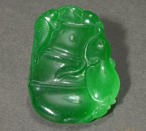（仿玻璃的翡翠制品）这类料石即绿色玻璃、烧料或瓷等，也是一种常见的翡翠赝品。