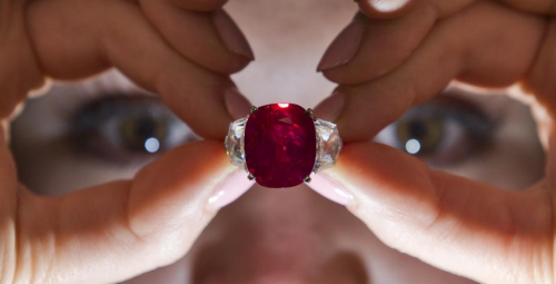 一颗25.59克拉的缅甸红宝石以超过3000万美元落槌成交。