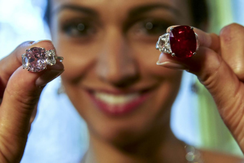 在同场拍卖会上，一颗深具历史意义的粉红钻石也拍得了约1590万美元。