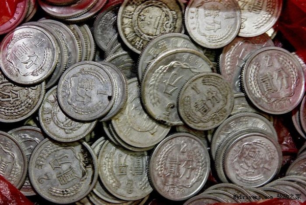 近日，朋友圈就出现了一条“中国银行发布硬币回收价格表”的消息，文中称1965年的一枚1分硬币，竟然可以在银行兑换350元！看下表：
