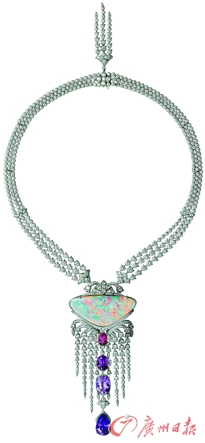 卡地亚高级珠宝铂金项链，主石为一枚40.67 克拉的欧泊。