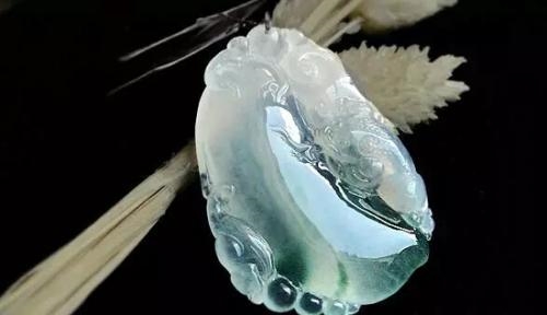 古代人相信翡翠可以驱灾辟邪，常常作为护身符。其实这种说法并不是迷信，翡翠具有非凡的灵气，不但可以对人的气场有正面的影响。而且翡翠还含有丰富的微量元素，可以调节人的脾胃、消化功能，由内而外的养人。 翡翠饱满的水头和颜色让其看起来非常的神秘灵动，佩戴起来更是风姿万千。颜色的美艳、通透；养生能力有卓尔不凡，翡翠毫无意外的稳坐养生玉石的头一把交椅。