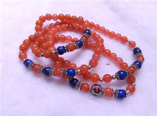 玛瑙历史悠久，被誉为玛瑙中的钻石，历史上一直受追捧，在出土的战国贵族墓葬中已经有南红玛瑙的串饰。