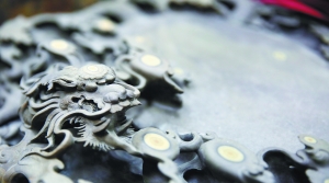 雕刻繁复的当代端砚梅花坑巨型礼品砚局部 高剑平 图