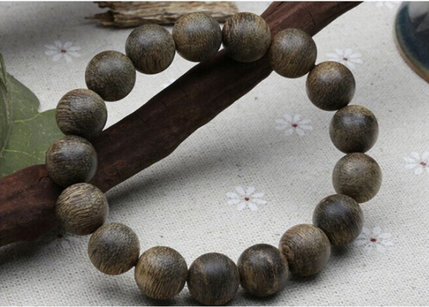 在艺术品市场整体表现平平的情况下，沉香交易市场市场再次呈现出一片火热态势，2015年前十个月，在互联网金融如火如荼发展之际与金融市场不断动荡的局面之下，沉香行业电商化、金融化、艺术品拍卖等多元化交易再次推到公众面前。