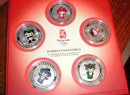 中国纪念币每套都具有特定主题，由国家授权中国人民银行指定国家造币厂而设计制造的，是国家银行统一计划发行的法定货币。1984年10月1日建国三十五周年起发行了第一套。