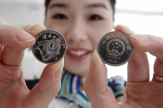 12日上午，由中国人民银行发行的“中国人民抗日战争暨世界反法西斯战争胜利70周年”纪念币开始公开兑换，北京市民在多家银行网点外排队兑换纪念币。