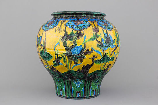 (法华彩花卉如意纹罐（19/20世纪），拍品编号：370，落槌价：2,200 欧元。)