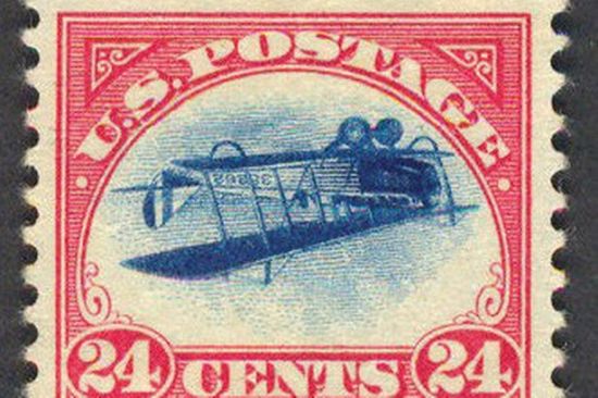 这枚美国邮票似乎是在记录一次特技飞行表演，但事实是，邮票被印倒了。大家很快就发现了这一点，但是邮票并没有被收回销毁。