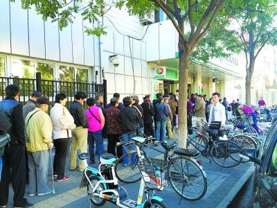 今天是纪念抗战胜利70周年1元普通纪念币的现场兑换日。一大早，各家银行门前就排起了长长的队伍。其实，由于此次纪念币发行量大，截至上午10点大部分网点仍有不少余量。记者了解即便今天没有换到的市民也不必遗憾，因为10月29日还有一次机会。