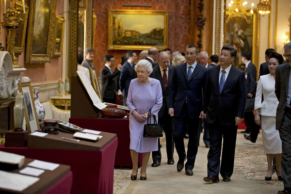 习近平在白金汉宫观赏的文物背后，是英国王室500年来的百万收藏