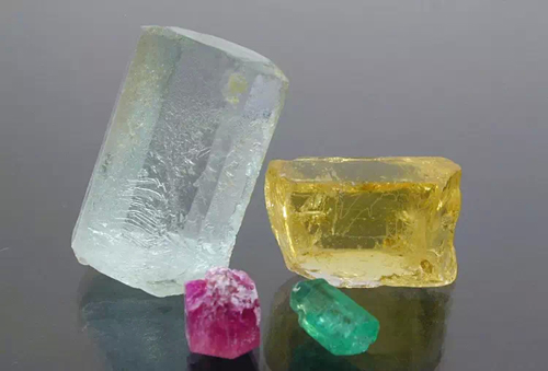 绿柱石又称为“绿宝石”，是铍-铝硅酸盐矿物。绿柱石主要产于花岗岩伟晶岩中，但是也见于砂岩、云母片岩中，经常和锡、钨共生。