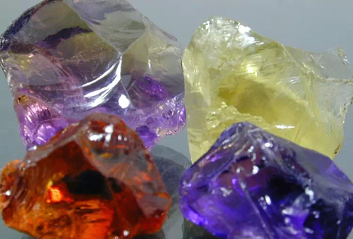 刚玉主要用于高级研磨材料，手表和精密机械的轴承材料。作为激光发射材料的红宝石系人造晶体。红宝石和蓝宝石都属于刚玉矿物，除星光效应外，只有半透明-透明且色彩鲜艳的刚玉才能做宝石。红色的称为红宝石，而其他色调的刚玉在商业上统称蓝宝石。
