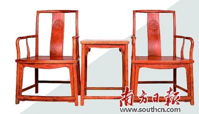 黄花梨为豆科植物，学名降香黄檀木，又称海南黄檀木、海南黄花梨木。因其成材缓慢、木质坚实、花纹漂亮，与紫檀木、鸡翅木、铁力木并称中国古代四大名木。因为木性极为稳定，不管寒暑都不变形、不开裂、不弯曲，有一定的韧性，能制作各种异形家具。最特别的是，木纹中常见的有很多木疖，这些木疖亦很平整不开裂，呈现出狐狸头、老人头及老人头毛发等纹理，即人们常说的“鬼脸儿”。