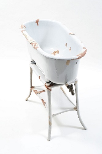 德国艺术家波依斯的作品《浴缸》，曾被热心的美术馆工作人员洗擦干净。