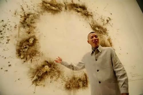 蔡康永的收藏视野也主要在当代艺术，收藏最多的，是当代艺术“海外四大金刚”之一的蔡国强的作品。蔡康永收藏的第一件蔡国强作品，是《炸了1艘飞在天空的小船》草稿，当时他以12万新台币买下，之后涨了足足20倍。