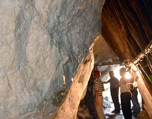 丹东宽甸矿洞中发现重达600吨巨型单体玉石