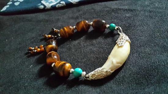 狼，一种凶残且富有智慧的动物。狼髀石指的是狼的蹄腕骨，传说可以驱邪除灾。真正的狼髀石味道相当厚重，初个别极具野性的汉子能接受得了，一般人压根就不敢触碰，姑娘见到它就绕道而行吧！【土耳其斜眼】