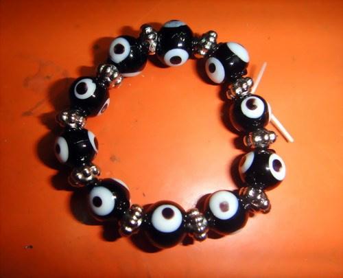 戴着这种奇怪的东西，总是会觉得有异样的眼神在盯着你看，灵魂就要出窍！