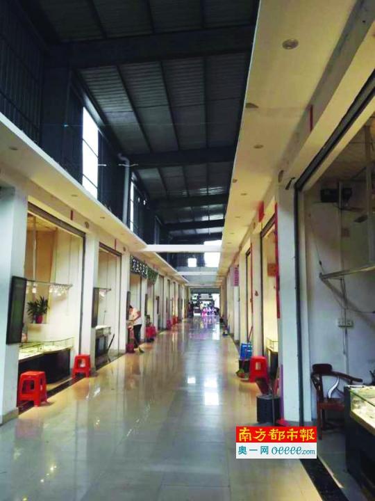 在百分玉器广场的商铺，许多门店前空空荡荡没有一个顾客。