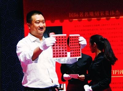 专业工作人员正在破版。金焜 摄