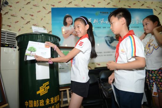 孩子们用当天首发的父亲节版“梦想未来信”写一封寄给2020年的信