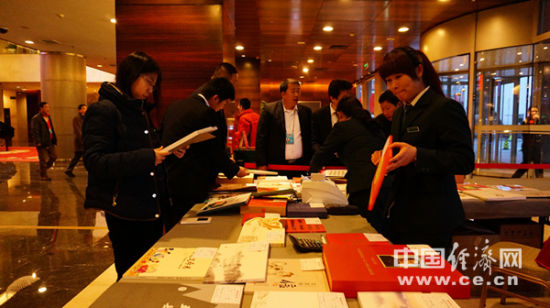 在北京铁道大厦，纪念封一上市就受到与会工作人员的欢迎。中国经济网记者 王晋摄
