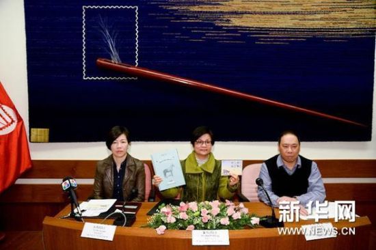 1月26日，澳门特区邮政局局长刘惠明（中）展示“羊年”邮资标签邮品。新华网图片 张金加 摄