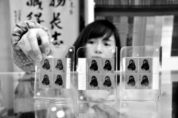 1980年版生肖猴票，作为第一轮生肖票的打头票，一直是邮市的风向标，上世纪90年代初，“一版猴，换栋楼”的时代堪称 中国邮市最为辉煌的时代。卫波 摄