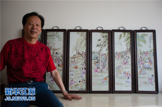 6月24日，黄乃海在家中和《婴戏图》合影。 (新华社记者 李响摄)