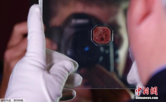 当地时间6月2日，英国伦敦，世界最昂贵和著名邮票“圭亚那洋红色1分”邮票在苏富比拍卖行亮相。