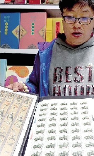 一位邮票商家在整理邮票，他说，邮票生意利润不高，一般经营者都是兴趣在先。