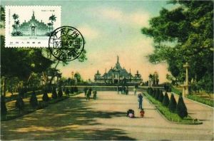 在这张以黄花岗七十二烈士墓为主题制作的极限片上，邮票图片和明信片图片的拍摄角度相近，且盖有七十二烈士殉难纪念日（1997年4月27日）的邮戳。