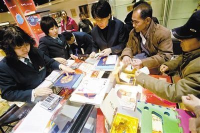集邮爱好者购买《甲午年》马年生肖邮品。新华社发