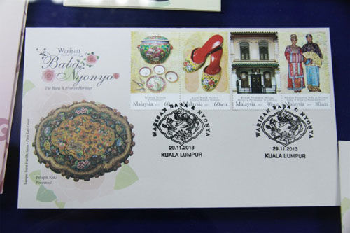 首日封当中印有峇峇娘惹文化的邮票及发售日当天日期，深具收藏与纪念价值。