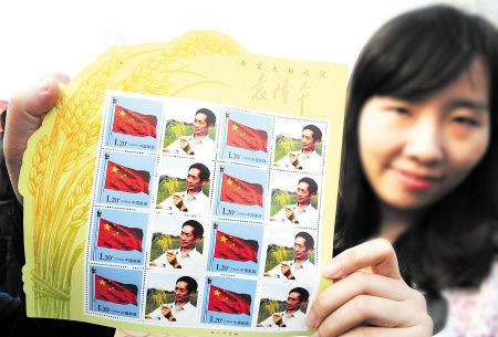 昨日，《杂交水稻》特种邮票在长沙首发。同时，首次推出的由《杂交水稻》、《袁隆平》等组合的杂交水稻系列邮品专题邮册受到爱好者的追捧。均为贺文兵 摄