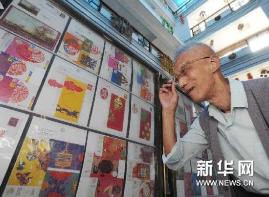 10月13日，苏州金阊老年公寓的老人在参观“移动生肖邮票博物馆”展出的生肖邮品。新华网图片 杭兴微