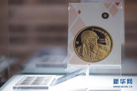这是在匈牙利布达佩斯民族博物馆举行的罗伯特·卡帕摄影展上展出的卡帕纪念金币和纪念邮票（10月16日摄）。