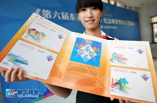 10月6日，一名工作人员在展示明信片。 新华社记者岳月伟摄