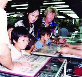 1997年，太原路邮市整体迁入云洲大厦。邮市归于平淡，但仍常有集邮爱好者在这里翻动集邮本。 云洲古玩城 王建村