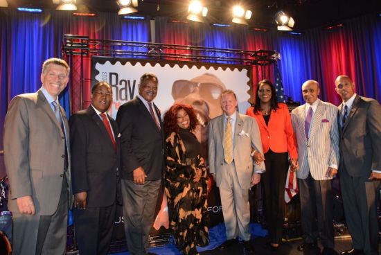 美国邮局发布限量邮票纪念黑人盲歌手雷·查尔斯。