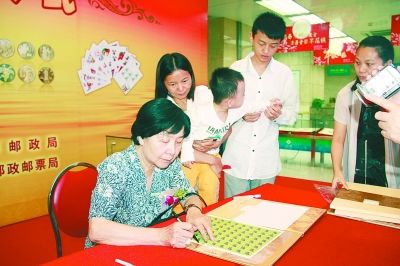 邹建军为收藏爱好者签售。谢静 摄