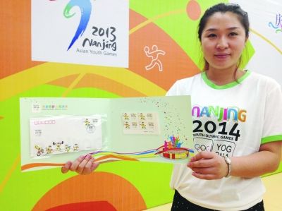 工作人员在展示青奥会个性化邮票。仇惠栋摄